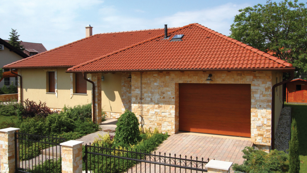 Danubia natúr színű, hullámos tetőcserép klasszikus családi házon.