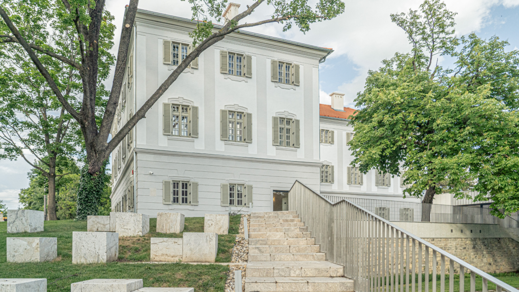 Műemlék jellegű épület felújítása natúrszínű tetőcseréppel Műemlék jellegű épület felújítása natúrszínű tetőcseréppel