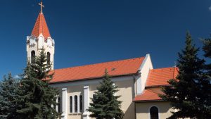 Rundo tégla tetőcseréppel felújított templom