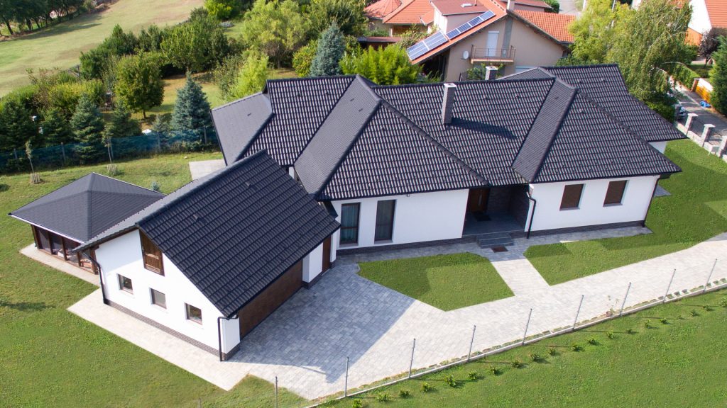 Synus fekete tetőcserep klasszikus családi házon