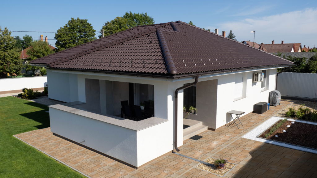 Terrán Urban first homokkő térkő Danubia mocca tetőcseréppel Terrán Urban first homokkő térkő Danubia mocca tetőcseréppel