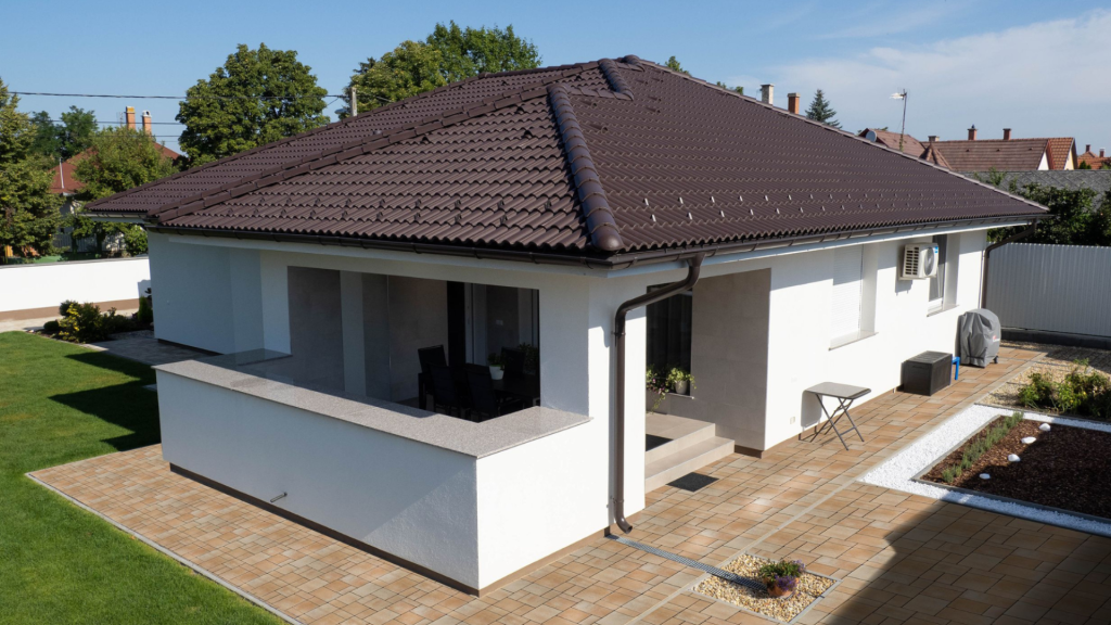 Terrán Urban first mandulasárga térkő Danubia barna tetőcseréppel