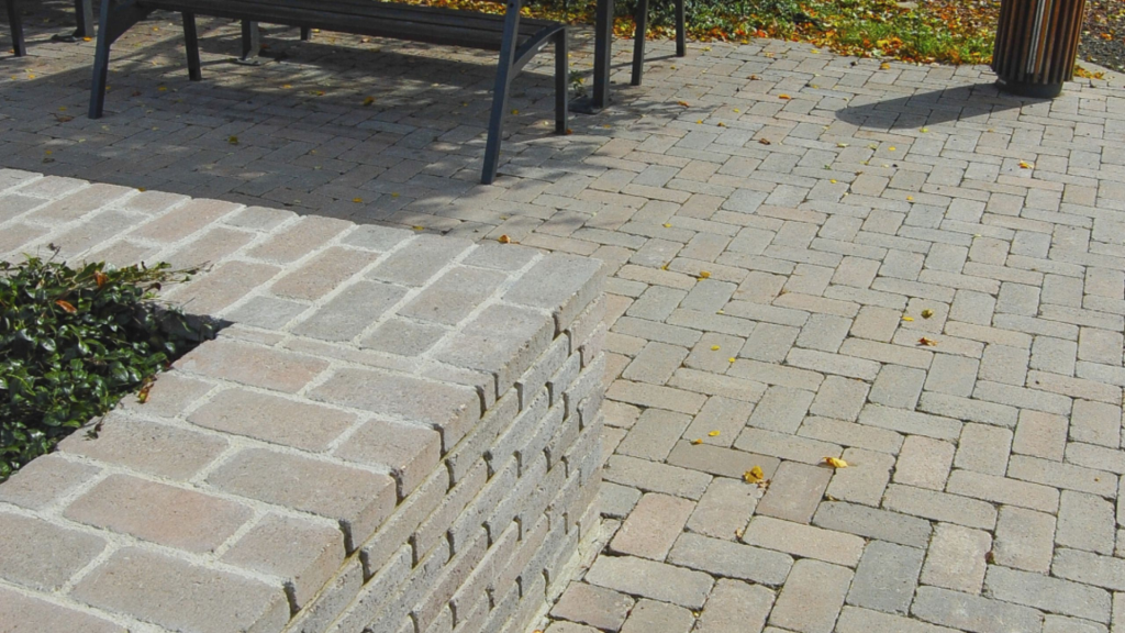 Téglakő térkő antracit-barna színben a parkban Téglakő térkő antracit-barna színben a parkban