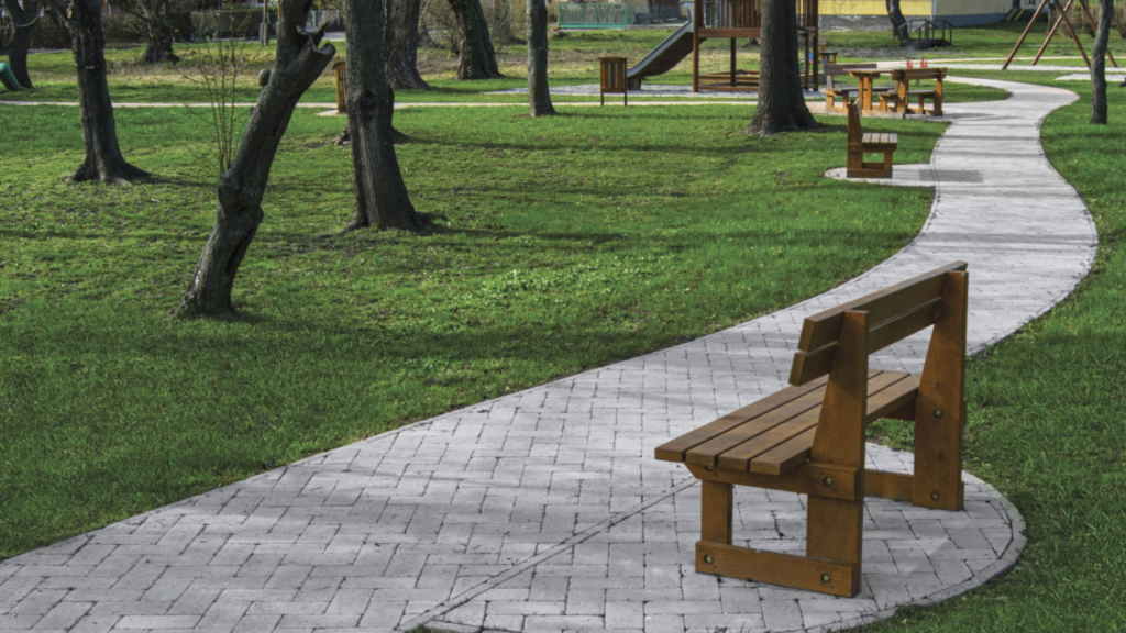 Téglakő térkő grafit színben a parkban Téglakő térkő grafit színben a parkban