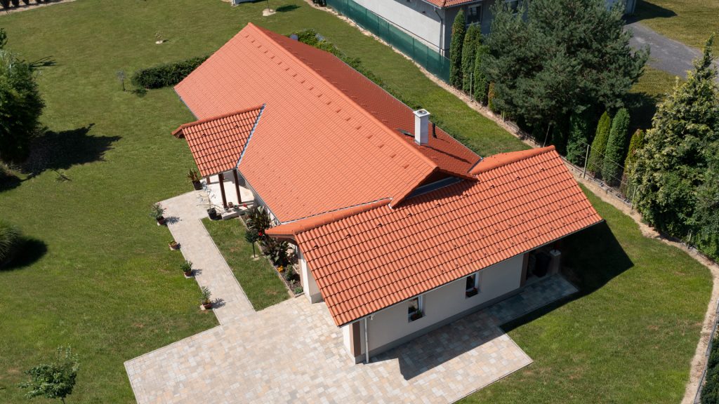 Synus Tégla tetőcserép vidékies házon Synus Tégla tetőcserép vidékies házon