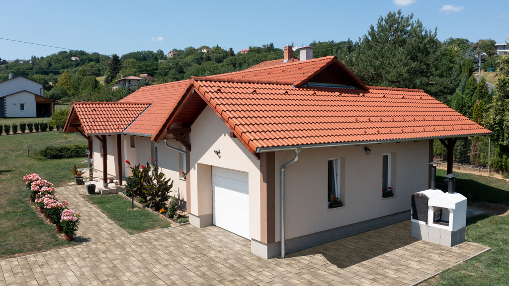 Urban First Jura beige térkő Synus Tégla tetőcseréppel